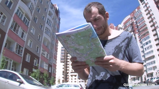 Турист прет в попку большим хуем длинноногую блядь