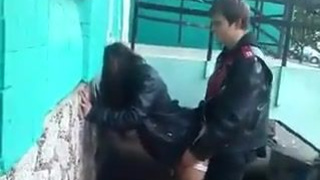 Мужики поимели выпившую соседку