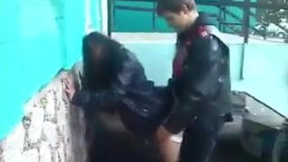 Мужики поимели выпившую соседку