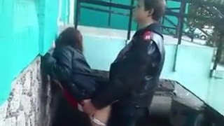 Мужики поимели выпившую соседку