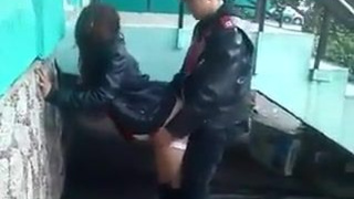 Мужики поимели выпившую соседку