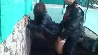 Мужики поимели выпившую соседку
