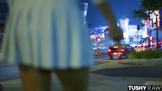 Русская неопытная брюнетка из Москвы кончает от жесткого анального секса