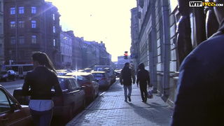 Русская девченка в лифчике ебется с двумя пикаперами в туалете