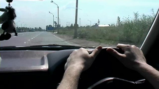 Чувак заставляет молодуху делать минетик а баба подглядывает