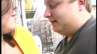 Толстяк пердолит зрелую брюнетку в чулках на балкончике