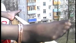 Толстяк пердолит зрелую брюнетку в чулках на балкончике