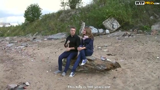 Русские шпилятся на улице, приспустив штаны