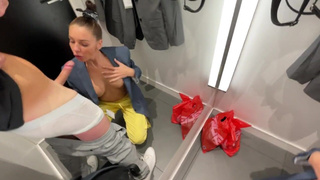Давно я в H&M не заходил, а там ведь в раздевалке минетик делают