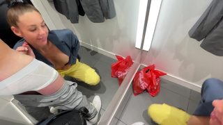 Давно я в H&M не заходил, а там ведь в раздевалке минетик делают