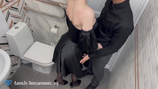 Повела бойфренда трахаться в туалет, а то намёка он не понял