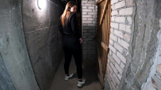 Не, домой нельзя, там родители спят. Давай в подъезде трахаться