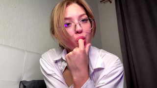 Офигеть, да я счастливчик! Она при мне снимает лифчик ??