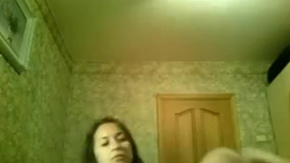 Одинокая русская красавица танцует стриптиз на вебкамеру