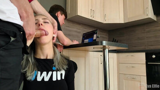 Ебарь не уделяет время? Eva Elfie долбится с другом в присутствии куколда!