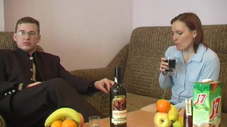 Рыжая пьянчушка потрахалась на кушетке