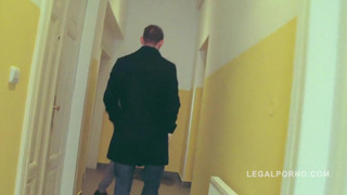 Славянскую шлюху пердолят во все щели два кореша